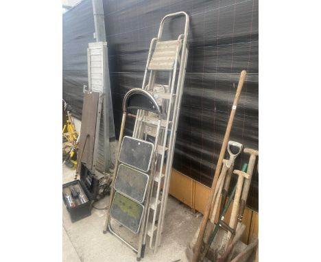 THREE ALUMINIUM STEP LADDERS TO INCLUDE A SIX RUNG, THREE RUNG AND FOUR RUNG AND A FURTHER STEP LADDER 