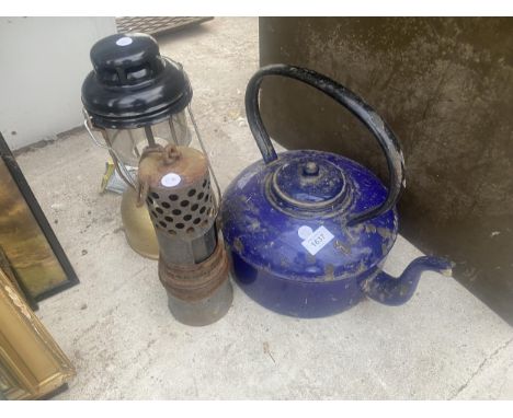 A VINTAGE TILLY LAMP, A VINTAGE PARAFIN LAMP AND AN ENAMEL KETTLE 