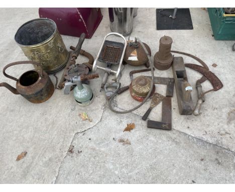 AN ASSORTMENT OF VINTAGE ITEMS TO INCLUDE A BRASS COAL BUCKET, A KETTLE AND TWO BILL HOOKS ETC 