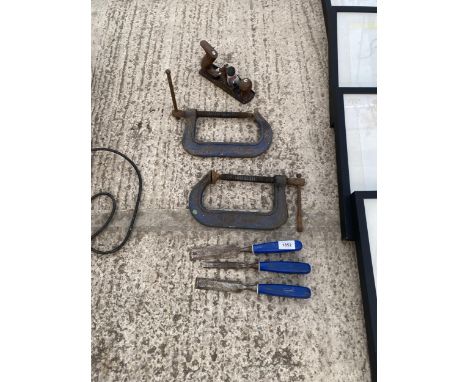 AN ASSORTMENT OF TOOLS TO INCLUDE A WOOD PLANE, CHISELS AND G CLAMPS 