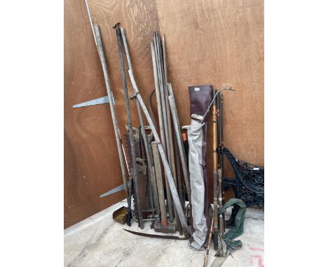 A LARGE ASSORTMENT OF VINTAGE GARDEN TOOLS TO INCLUDE A SLEDGE HAMMER, SPADES AND LARGE SAWS ETC 