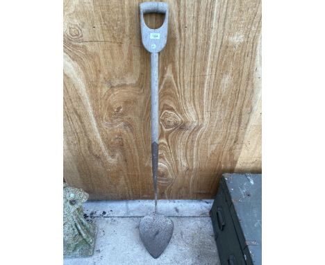 A VINTAGE LONG HANDLE PEAT SPADE 