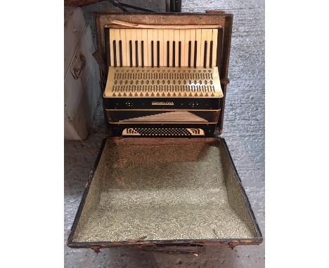 A CASED VINTAGE GRANSIOSA ACCORDIAN 