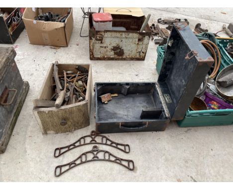 AN ASSORTMENT OF VINTAGE ITEMS TO INCLUDE A STORAGE CASE, TOOLS AND CHAIN ETC 