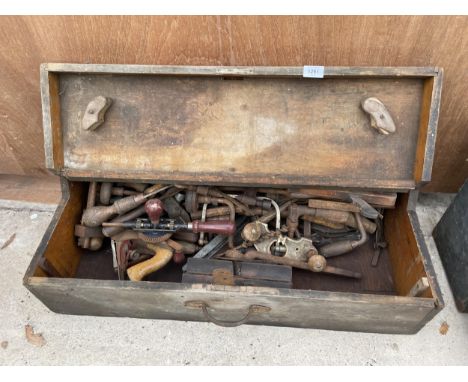 A VINTAGE WOODEN JOINERS CHEST CONTAINING AN ASSORTMENT OF TOOLS TO INCLUDE BRACE DRILLS AND WOOD PLANES ETC 