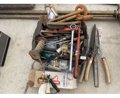 AN ASSORTMENT OF TOOLS TO INCLUDE GARDEN SHEARS, SPANNERS AND A SCREW DRIVERS ETC 