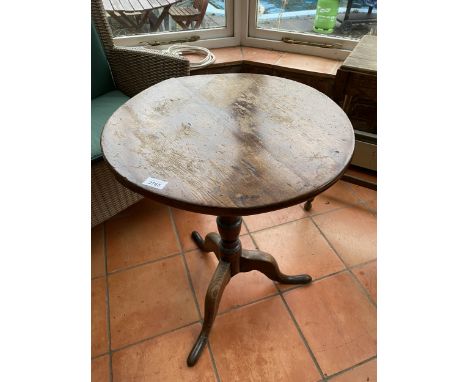 A SMALL OAK TRIPOD TABLE 57CM DIA 