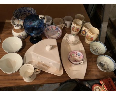 AN ASSORTMENT OF CERAMIC ITEMS TO INCLUDE SOME COMMEMORATIVE PIECES, ORIENTAL INSPIRED BOWLS AND A HARRODS MUG 