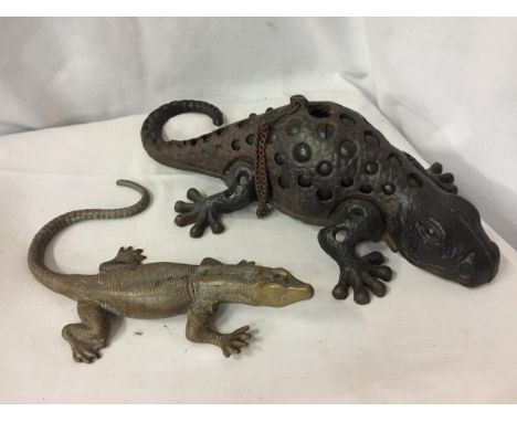 A HEAVY OUTDOOR HANGING TEA LIGHT HOLDER IN THE FORM OF A KOMODO DRAGON WITH GLASS SPOT DETAILING TOGETHER WITH A BRASS LIZAR