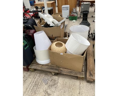AN ASSORTMENT OF HOUSEHOLD CLEARANCE ITEMS TO INCLUDE MANEQUIN PARTS AND LAMP SHADES ETC 