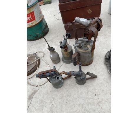 AN ASSORTMENT OF VINTAGE BLOW LAMPS AND AN OIL CAN 