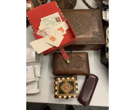 A COLLECTION OF THREE BOXES TO INCLUDE A LARGE CARVED JEWELLERY BOX WITH KEY, TWO SMALLER ONES, A PAIR OF VINTAGE PRINZ-NEZ S