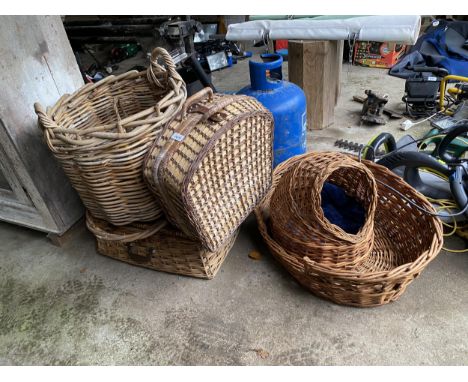 AN ASSORTMENT OF WICKER BASKETS TO INCLUDE A LARGE LOG BASKET, DOG BED AND PICNIC HAMPER ETC 