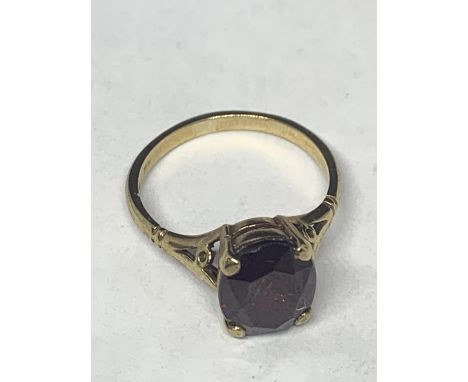 A 22 CARAT GOLD RING WITH A GARNET SIZE K/L 