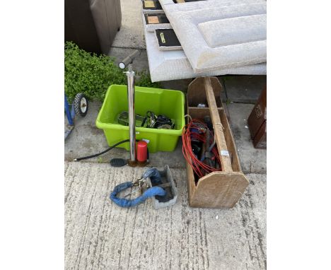 AN ASSORTMENT OF TOOLS TO INCLUDE A LARGE G CLAMP, HAMMERS AND DRILL BITS ETC 