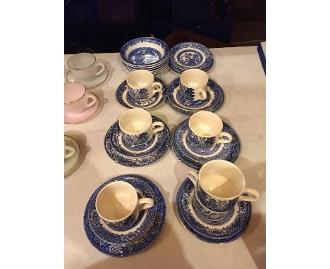 A NUMBER OF WILLOW WARE CUPS AND SAUCERS AND BOWLS 