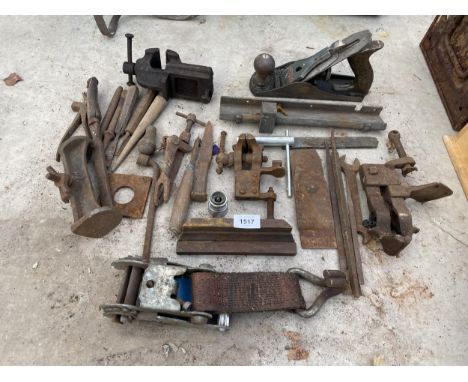 AN ASSORTMENT OF VINTAGE TOOLS TO INCLUDE THREE BENCH VICES AND A STANLEY WOOD PLANE ETC 