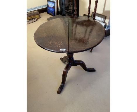 A SMALL GEORGIAN OAK TILT TOP TRIPOD TABLE 