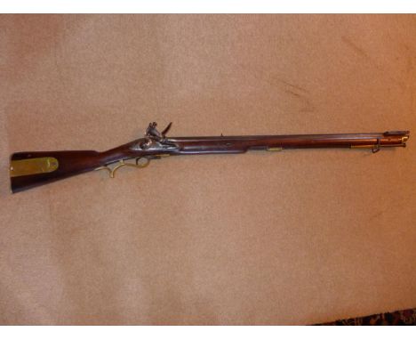 AN EARLY 19TH CENTURY FLINTLOCK .625 CALIBRE BAKER RIFLE, 76CM BARREL WITH PROOF MARKS AND INITIALS R.W., FIXED SIGHTS, SWORD