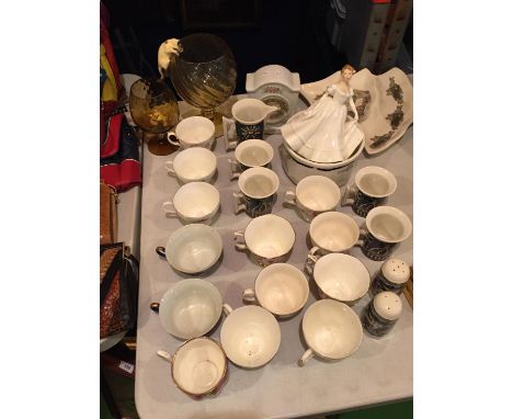 A SELECTION OF GLASS AND CERAMICWARE TO INCLUDE FIVE PIECES OF PORTMEIRION 'MAGIC CITY' 