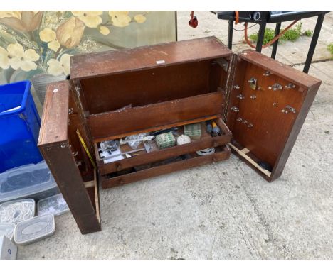 A LARGE VINTAGE WOODEN JOINERS CHEST WITH AN ASSORTMENT OF TOOLS 