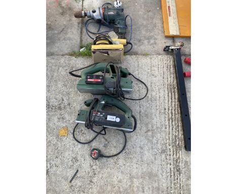 AN ASSORTMENT OF POWER TOOLS TO INCLUDE TWO ELECTRIC WOOD PLANES, A SANDER AND A DRILL 