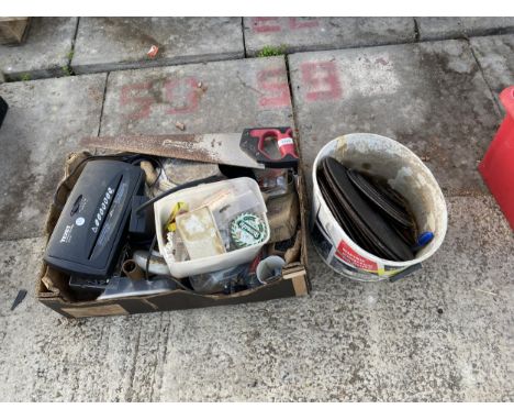 AN ASSORTMENT OF TOOLS TO INCLUDE SAW, TROWELS AND CUTTING DISCS ETC 