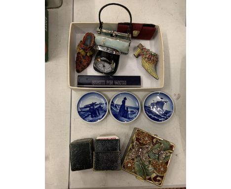 A COLLECTION OF ITEMS TO INCLUDE THREE MINIATURE CERAMIC ROYAL COPENHAGEN PLATES, AN ORNATE TRINKET BOX, A TRAVELLING ALARM C