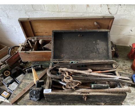 TWO VINTAGE WOODEN TOOL BOXES TO INCLUDE A NUMBER OF TOOLS TO INCLUDE CHISELS, PUNCHES AND A WOOD PLANE ETC 