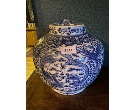 A CHINESE 19TH CENTURY BLUE AND WHITE LIDDED VASE, DECORATED WITH FOUR CLAW DRAGONS, BEARING KANGXI CHARACTER MARK, H - 16CM 