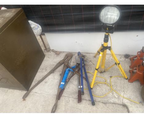 AN ASSORTMENT OF TOOLS TO INCLUDE A RECORD PIPE BENDER, A WORK LIGHT AND A SET OF BOLT CUTTERS ETC 