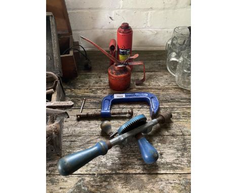 AN ASSORTMENT OF VINTAGE ITEMS TO INCLUDE AN OIL CAN, BRACE DRILL AND G CLAMP ETC 