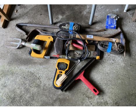 AN ASSORTMENT OF TOOLS TO INCLUDE TWO SMALL CROWBARS, HAMMER AND RATCHET STRAP ETC 