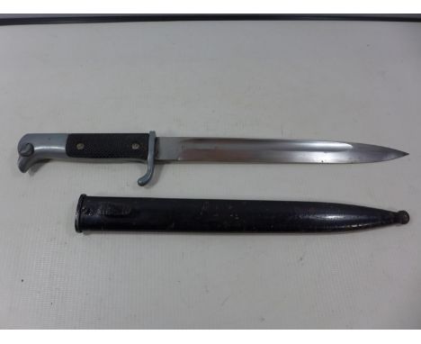 A GERMAN K98 BAYONET, 24.5CM BLADE STAMPED SIEGFRIED WAFFEN, E.PACK AND SOHNE SOLINGEN, METAL SCABBARD 