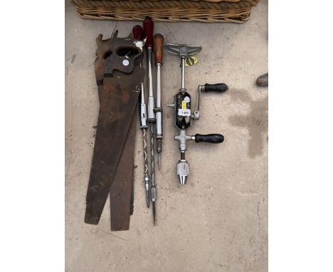 AN ASSORTMENT OF TOOLS TO INCLUDE A STANLEY BRACE DRILL, THREE SCREW DRIVERS AND THREE VINTAGE SAWS 