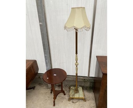 AN ONYX AND GILT METAL CORINTHIAN COLUMN STANDARD LAMP COMPLETE WITH SHADE AND ROUND OCCASIONAL TABLE 