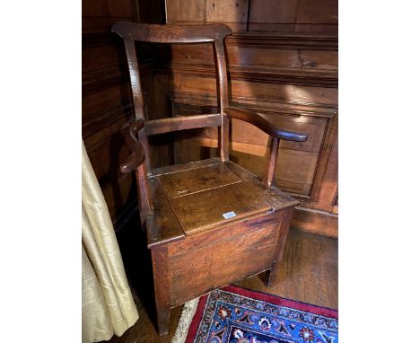 AN EARLY 19TH CENTURY OAK COMMODE CHAIR 