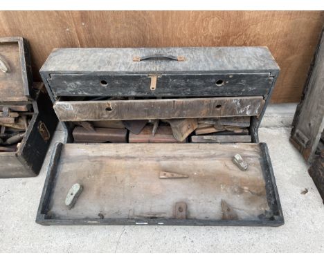 A VINTAGE WOODEN JOINERS CHEST WITH AN ASSORTMENT OF TOOLS TO INCLUDE HAMMERS AND WOOD PLANES ETC 