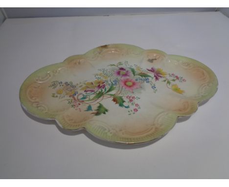 A CARLTONWARE DECORATIVE PLATE/DISH WITH A BLUSH AND FLORAL PATTERN 