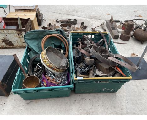 AN ASSORTMENT OF VINTAGE ITEMS TO INCLUDE A COOKING PAN, HORSE TACK AND TOOLS ETC 