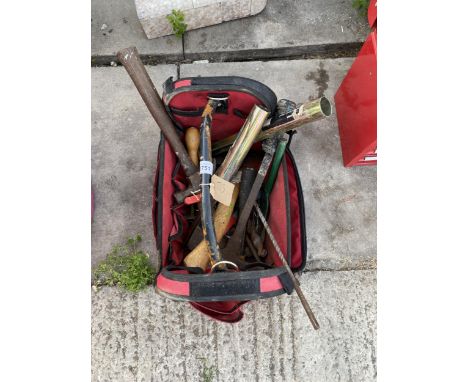 AN ASSORTMENT OF TOOLS TO INCLUDE HAMMERS, AXES AND DRILL BITS ETC 