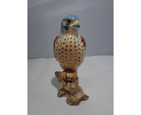 A BESWICK CERAMIC MODEL OF A KESTREL MODEL 2316 