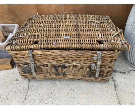 A LARGE VINTAGE WICKER HAMPER BASKET (76CM X 58CM X 36CM) 