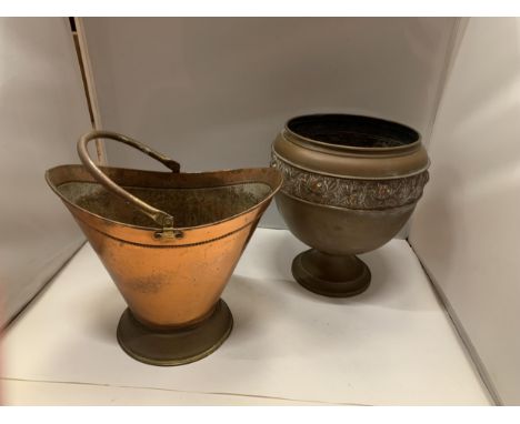 TWO ITEMS OF COPPER WARE, ONE BEING A SMALL SCUTTLE AND THE OTHER A PLANTER 
