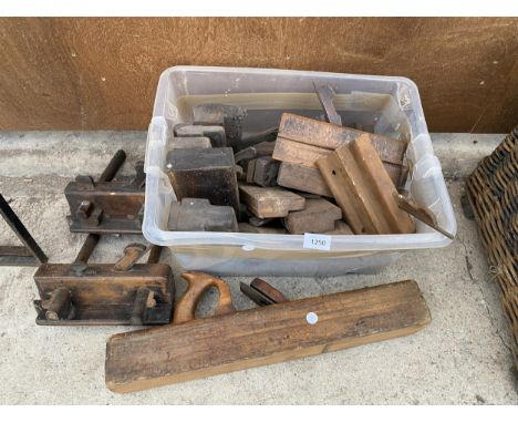 A LARGE ASSORTMENT OF VARIOUS VINTAGE WOOD PLANES TO INCLUDE TWO PLOUGH PLANES ETC 