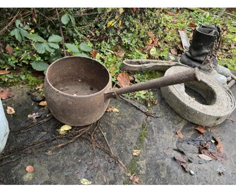 A LARGE VINTAGE HEAVY METAL COOKING PAN 