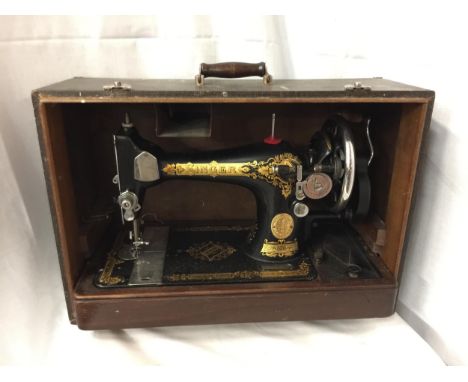 A BOXED VINTAGE SINGER SEWING MACHINE, SERIAL NUMBER EC625798 (WITH FRONT COVER) 