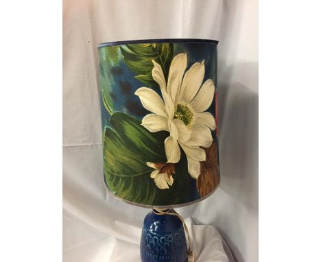 A LARGE, CERAMIC BASED, FLORAL SHADED TEAL LAMP, HEIGHT APPROX 80CM 