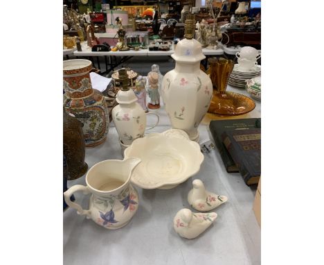 TWO LAMP BASES, A TOILET JUG AND BOWL AND TWO SMALL BIRDS, ALL MATCHING 