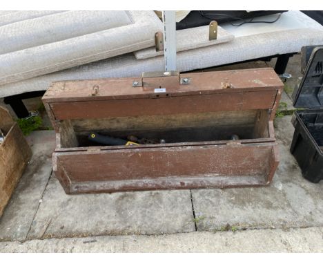 A VINTAGE JOINERS CHEST WITH AN ASSORTMENT OF TOOLS TO INCLUDE BRACE DRILLS AND HAMMERS ETC 